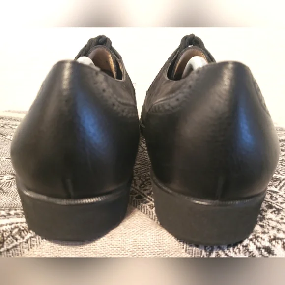 Salvatore Ferragamo Black Women's Lace-up Brogue Oxfords Size 8.5B - Picture 4 of 15